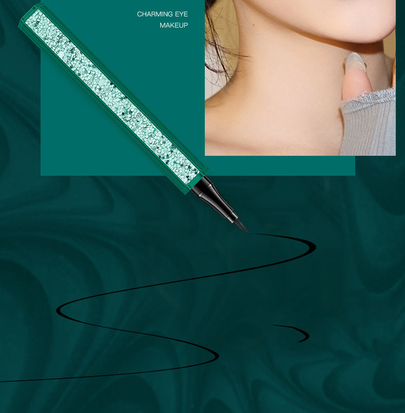 مجموعة تجميلية: كريم أساس مضغوط، أحمر شفاه، محدد عيون