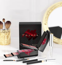 مجموعة تجميل تتضمن ظلال العيون، أحمر الخدود، وأحمر الشفاه