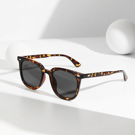 Rivet-style retro sunglasses