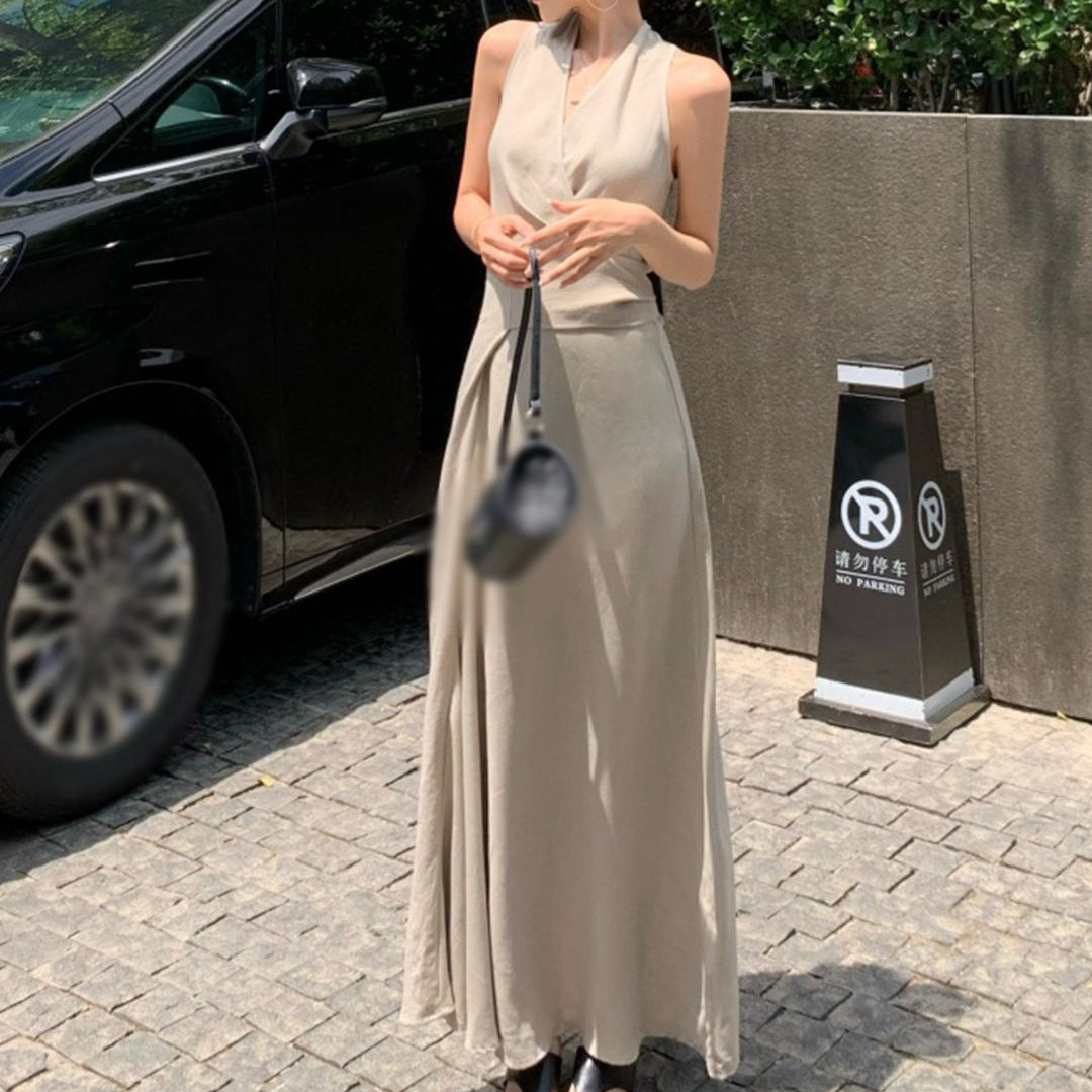 French-style High-end V-neck Halter Dress With A Tie-up Waist-cinching Design