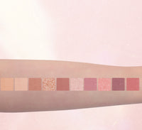 مجموعة تجميل تتضمن ظلال العيون، أحمر الخدود، وأحمر الشفاه